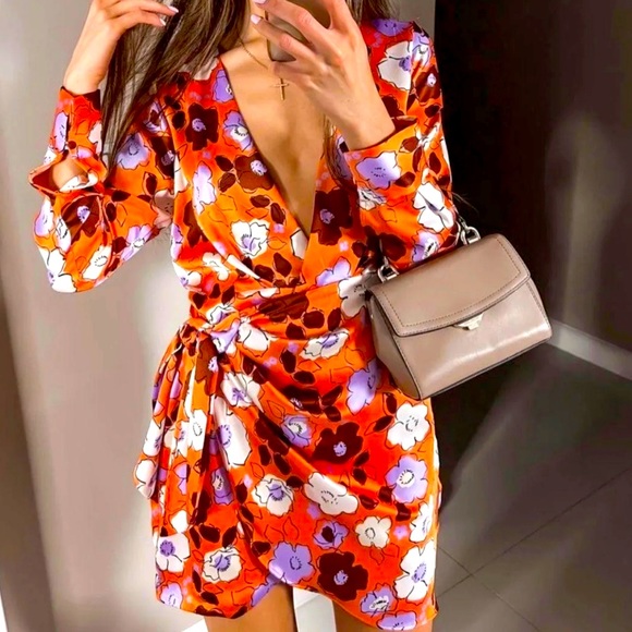 Zara Dresses & Skirts - Zara floral dress, size medium.